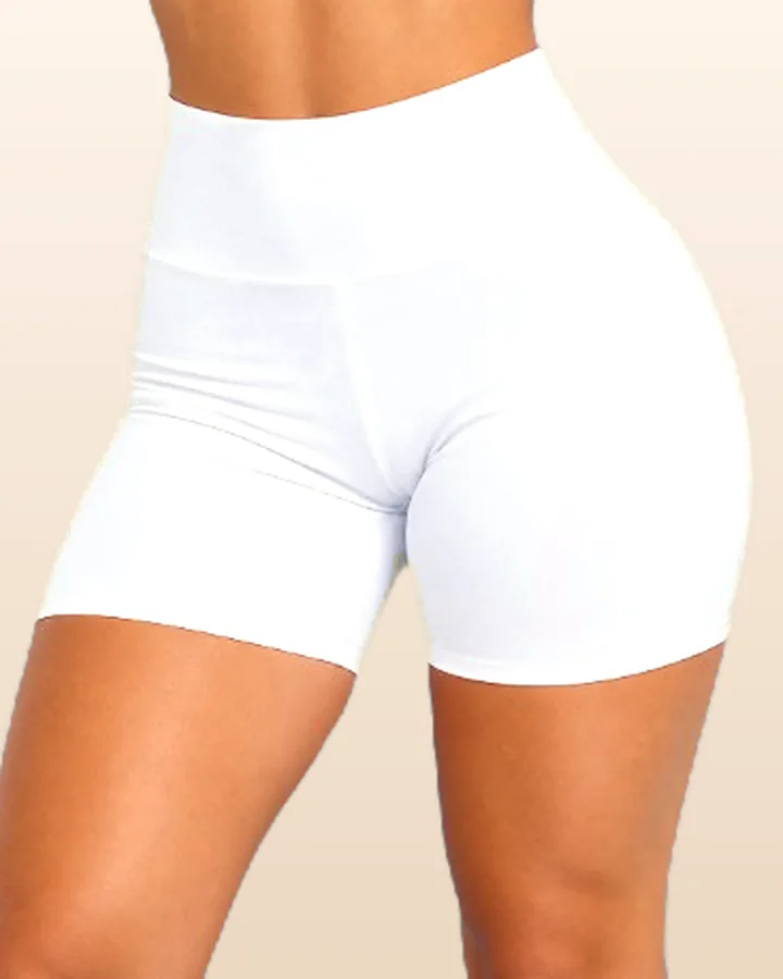 Short fitness branco de cintura alta vestido por modelo, feito com o molde Short Fitness Básico 1101